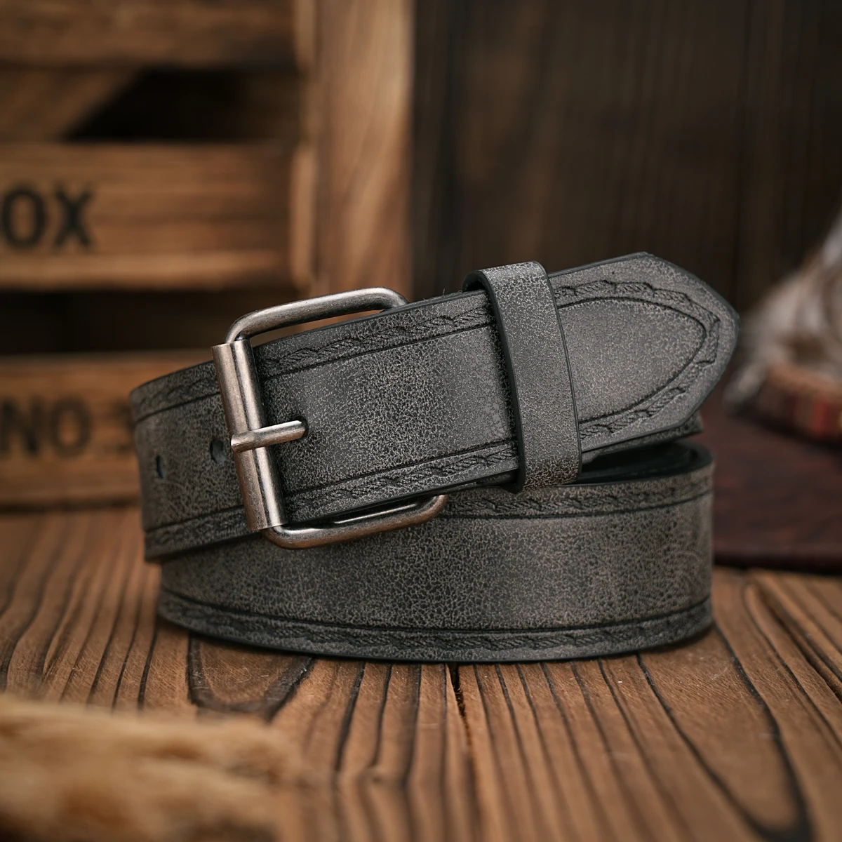 A men\'s and women\'s matching belt with retro button closure, PU faux thread embossed belt, casual style, versatile.