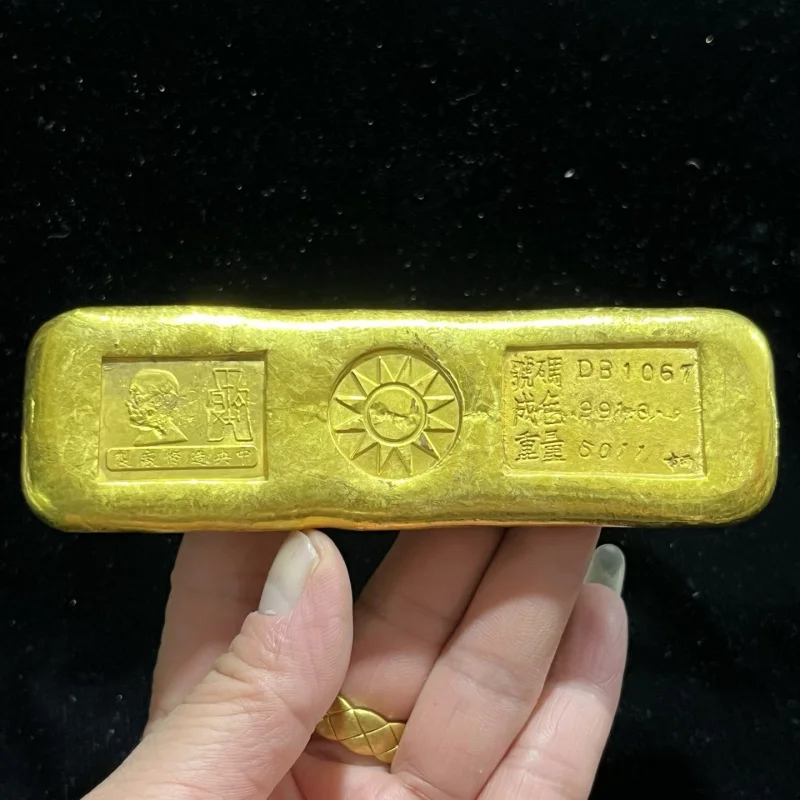 Small yellow fish, gold bars, coins, gold ingots, gold nuggets, gold bricks, gold coins, brass artifacts, genuine antiques