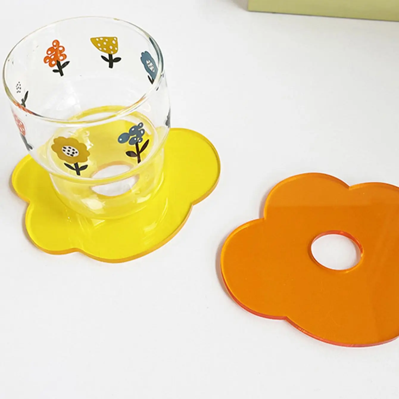 1pc-transparente Tasse Matte Acryl Blume geformt Geschirr Dekor Untersetzer Tisch Wärme r beständige Matte praktisches Tischset