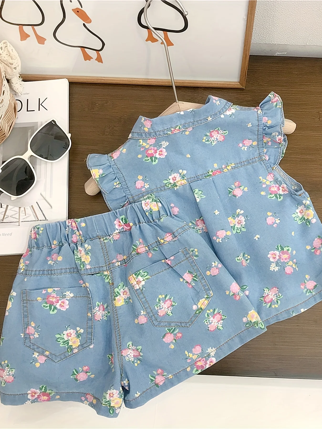 2025 صيف جديد النمط الأجنبي قسم رقيقة يطير كم الأزهار طباعة قصيرة الأكمام مجموعة تي شيرتات قصيرة للأطفال ، طفلة الصيف قطعتين دعوى