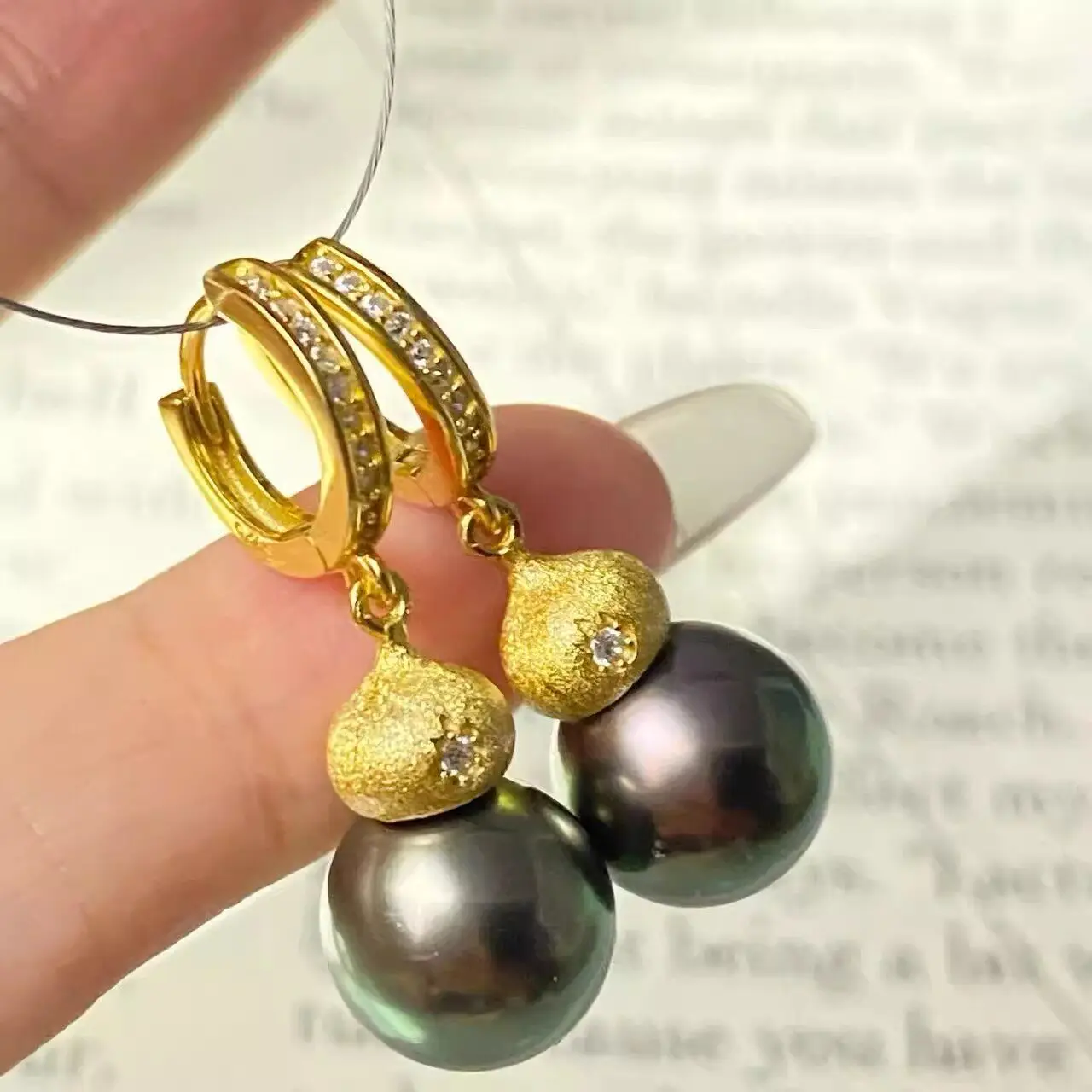 

Потрясающие серьги с натуральным таитянским круглым черно-зеленым жемчугом AAAA10-11 мм, серебро 925 пробы.