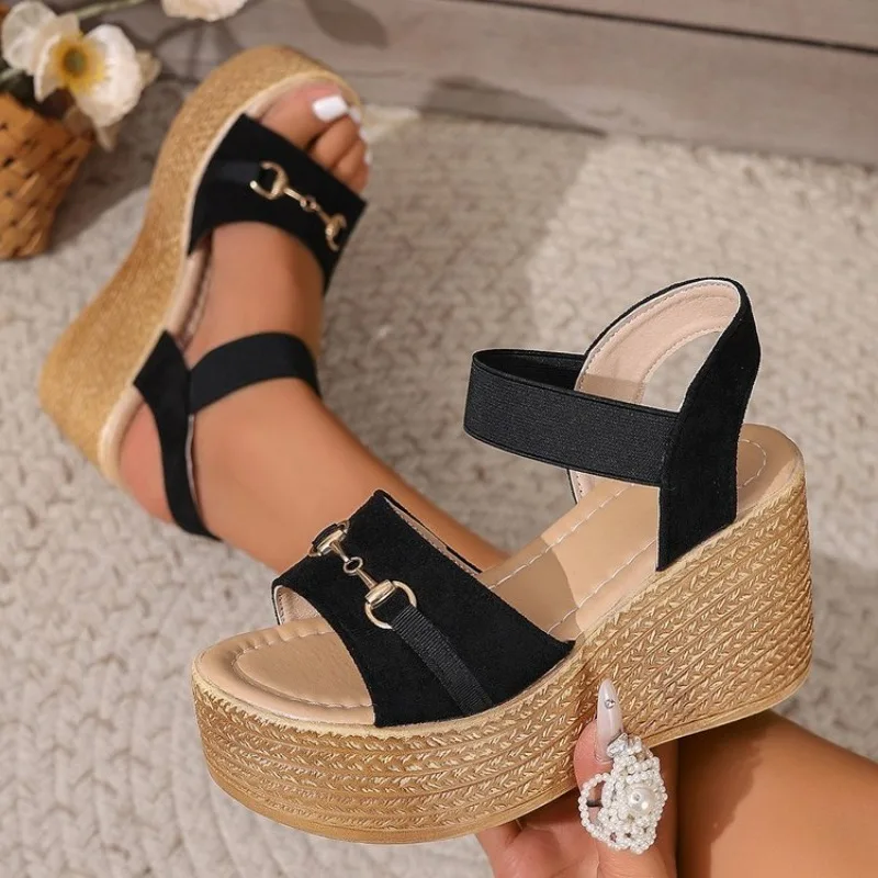 Sandalias de mujer con punta abierta, plataforma y tacón de cuña, parte superior con aspecto de gamuza, detalles metálicos, suela envuelta con aspecto de yute, calzado para el día a día.