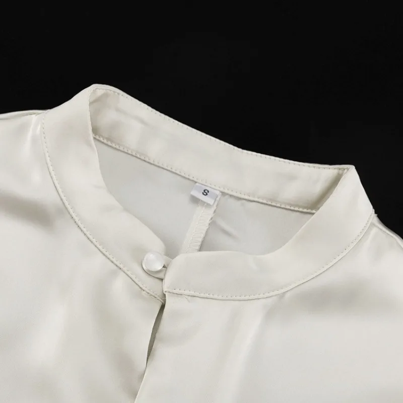 Minimalistischer Satin-Romper für Damen mit Stehkragen, Langen Ärmeln, Lockerem Schnitt, Kurzer Jumpsuit für Alltag und Urlaub, Schick und Elegant, Sommerlicher Casual Playsuit – Detail 6