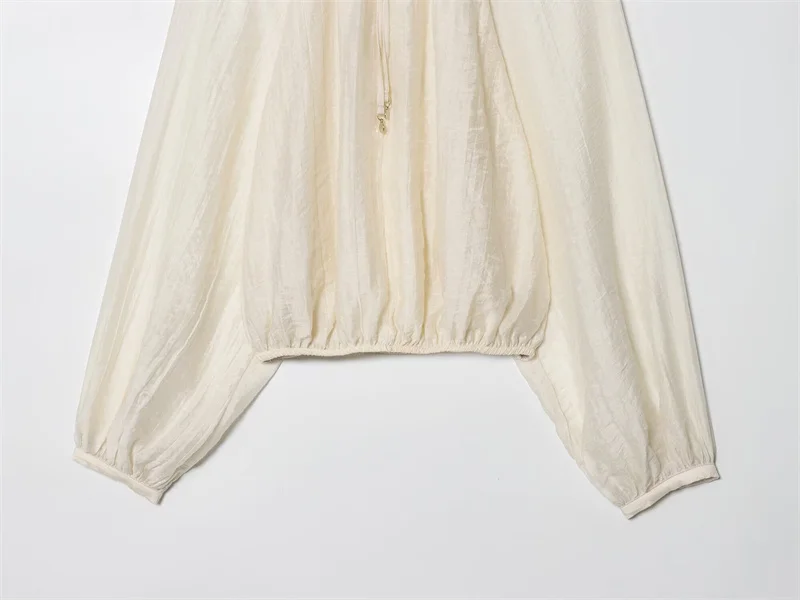 قميص نسائي جديد لخريف 2025 أبيض بأكمام طويلة مطوي مزخرف بأكمام منتفخة قميص ثنى مخصص على الموضة غير رسمي