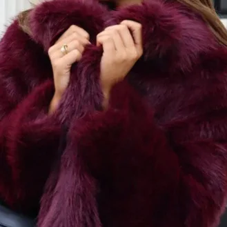 متوفر لقطة حقيقية - معطف فرو قطيفة قصير لخريف وشتاء 2025 عبر الحدود الأكثر مبيعًا وطية صدر أنيقة باللون العنابي #3