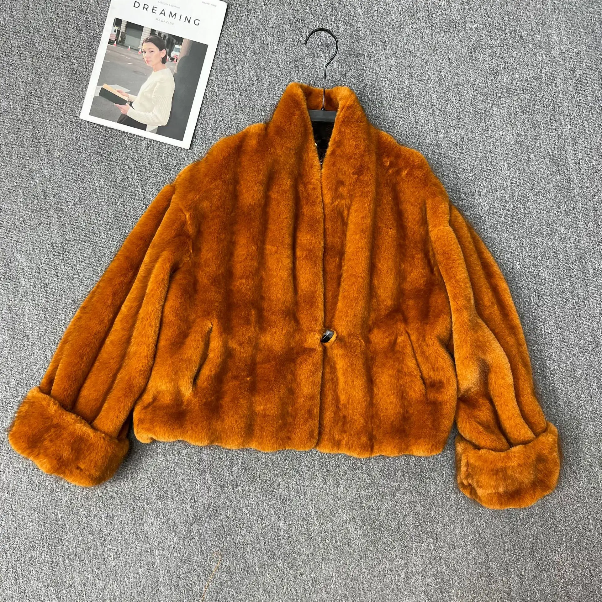 

Новая зимняя женская шуба из искусственного меха с имитацией овчины, средней длины, с отворотами на рукавах, утолщенная, теплая, модная