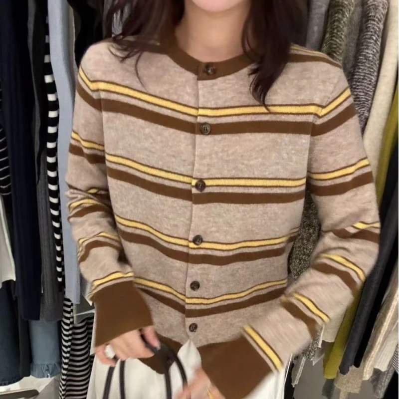 

Корейский контрастный цветной полосатый вязаный кардиган, однобортные короткие куртки, американский милый свитер в консервативном стиле для женщин и девочек, зима