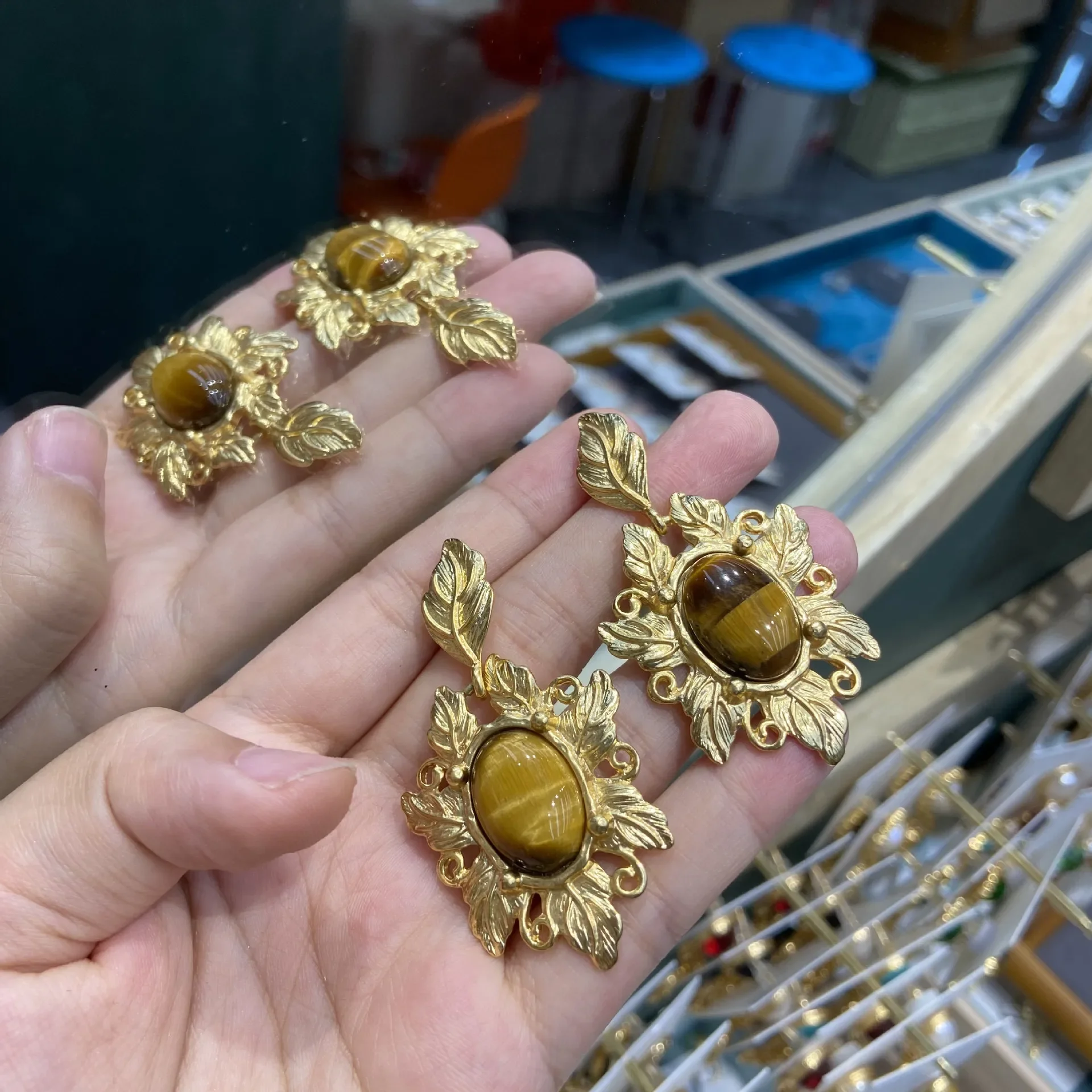 French Women's Elegant Floral Pattern Stud Earrings for Women Natural Tiger's Eye Stone Earrings Necklace Set Elegant Party Gift