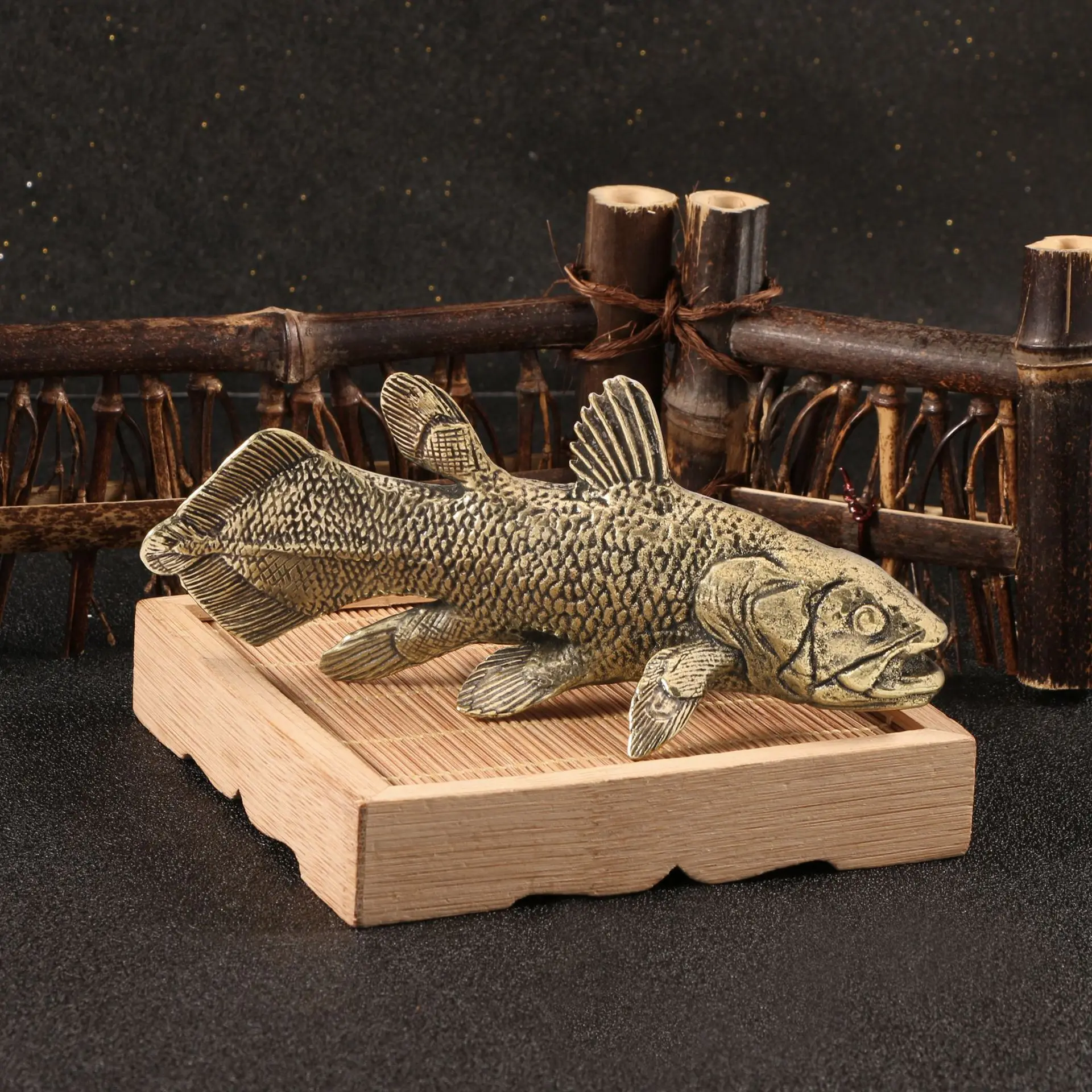 figurine-di-coelacanto-in-ottone-decorazione-da-scrivania-la-collezione-di-oggetti-artigianali-della-piu-vecchia-vertebrata-rari-organismi-marini-decorazione-del-soggiorno