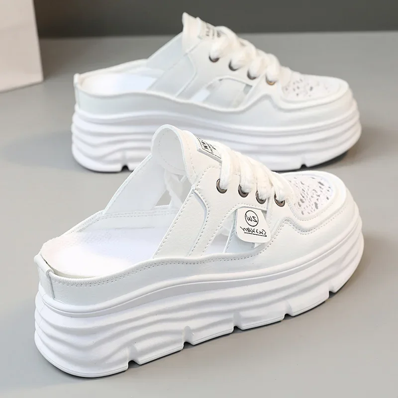 2025 Primavera y novedad de verano, zapatillas Baotou con suela gruesa, zapatos blancos pequeños para mujer, medias zapatillas de suela gruesa para Muffin