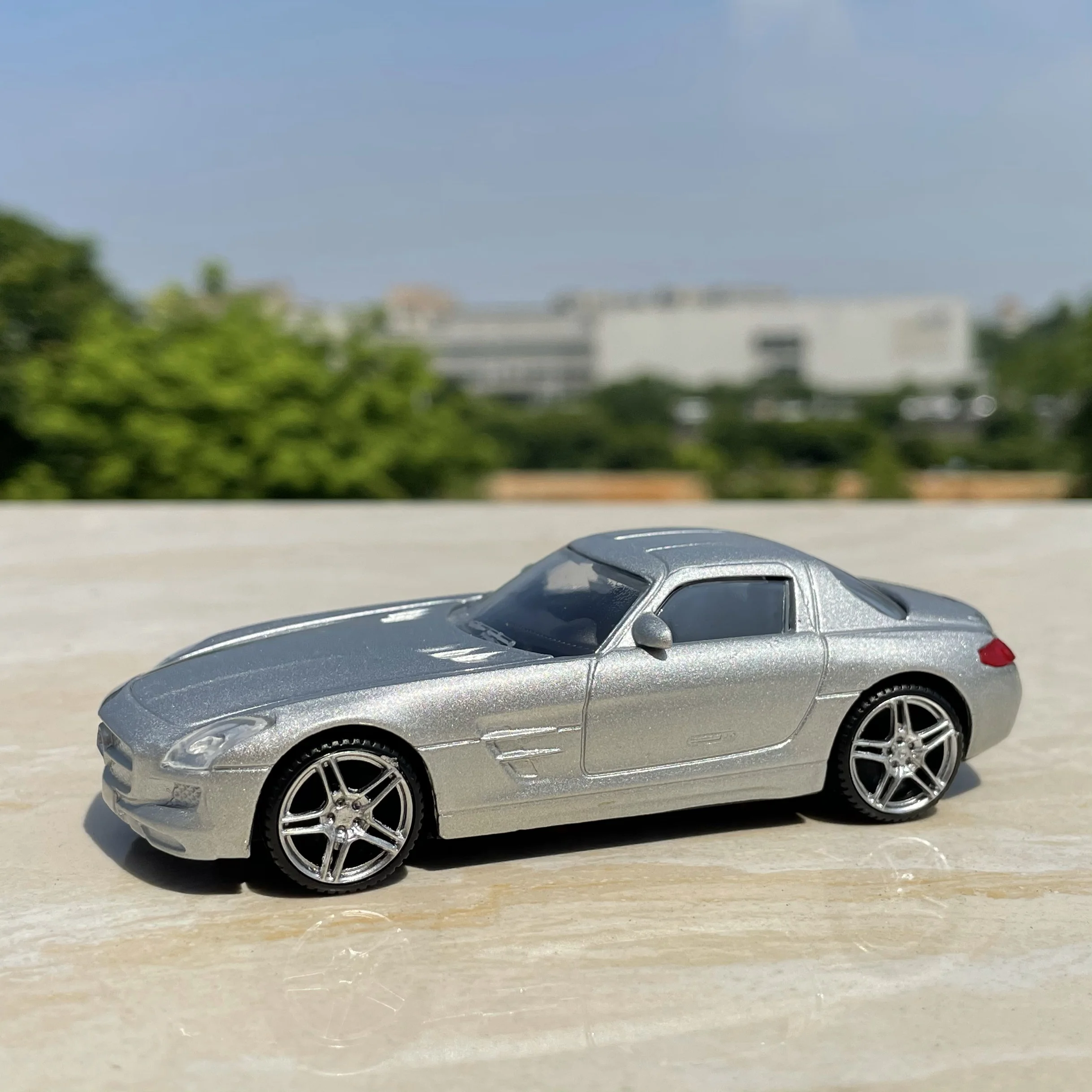 SLS Roadster 1/43 Model Classic Series Children's toy gift static display of paint defects