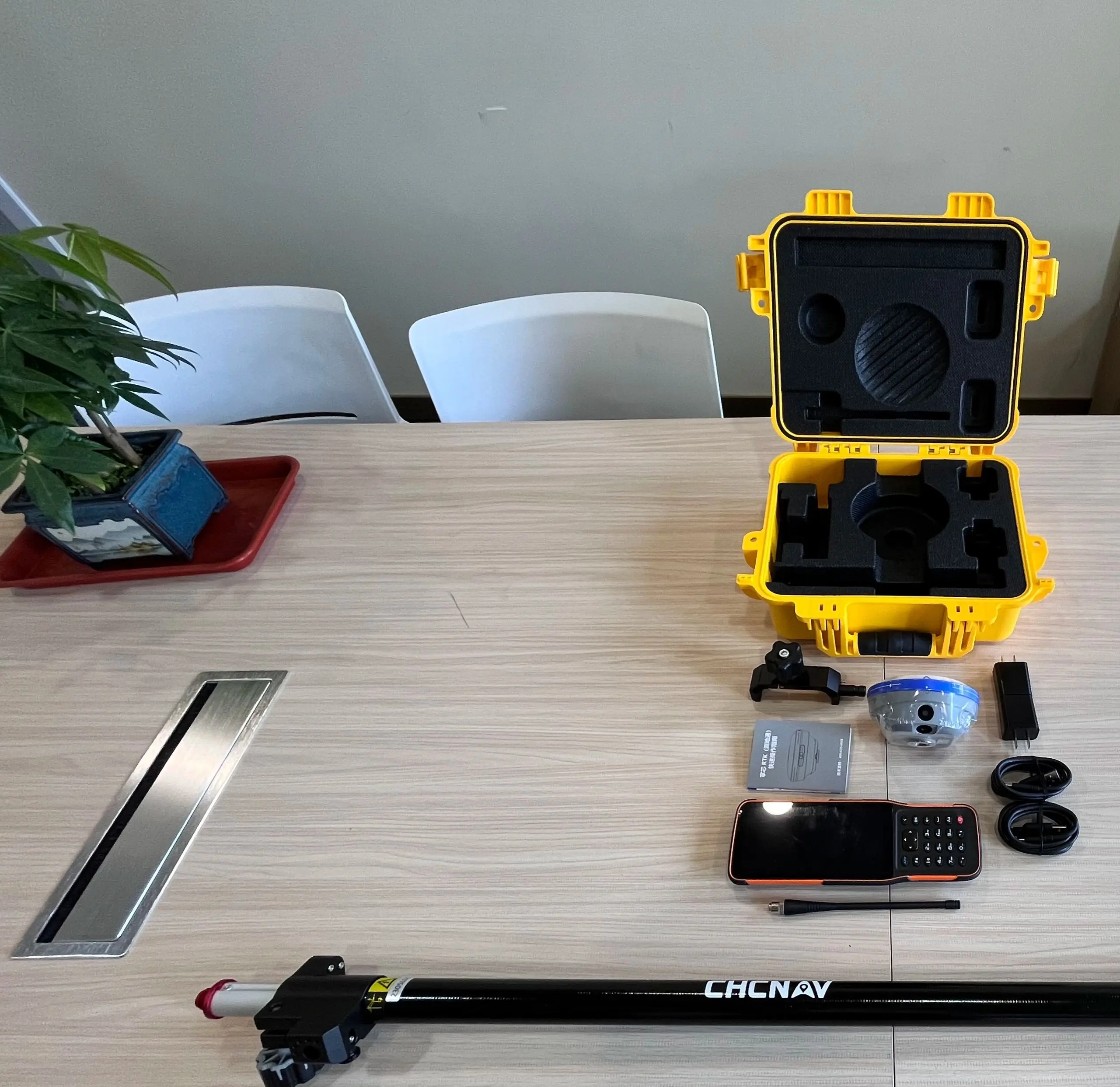 

CHCNAV X13/I76 Palm-Sized GPS RTK Receiver High Precision CAD AR Visual Stakeout GNSS For Professional Use