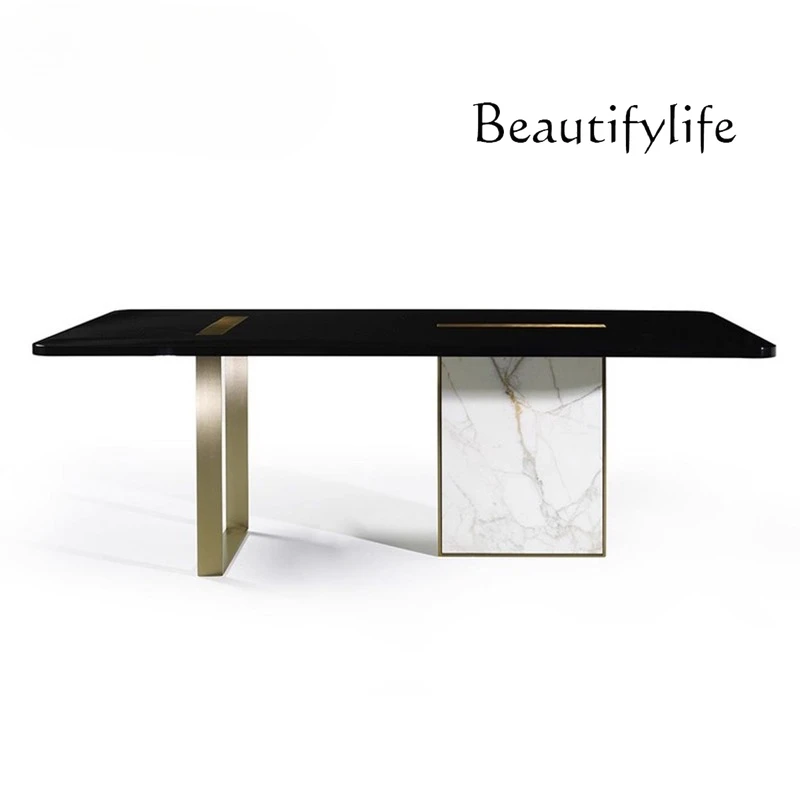 ทางเข้าบ้านสไตล์โมเดิร์นหรูหรา ทำจากสแตนเลส พร้อมพื้นทางเดินหินอ่อนสีแชมเปญโกลด์ เรียบง่าย