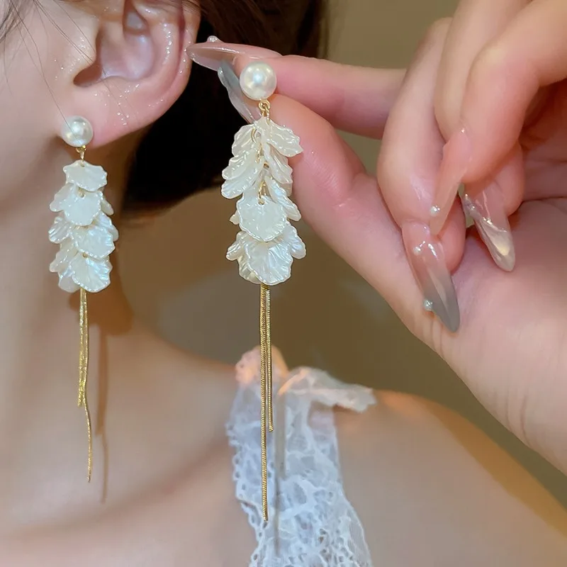 

French Luxury Flower Petal Long Tassel Earrings Dangle for Women Elegant Imitation Pearl Shell Drop Earring Party Jewelry