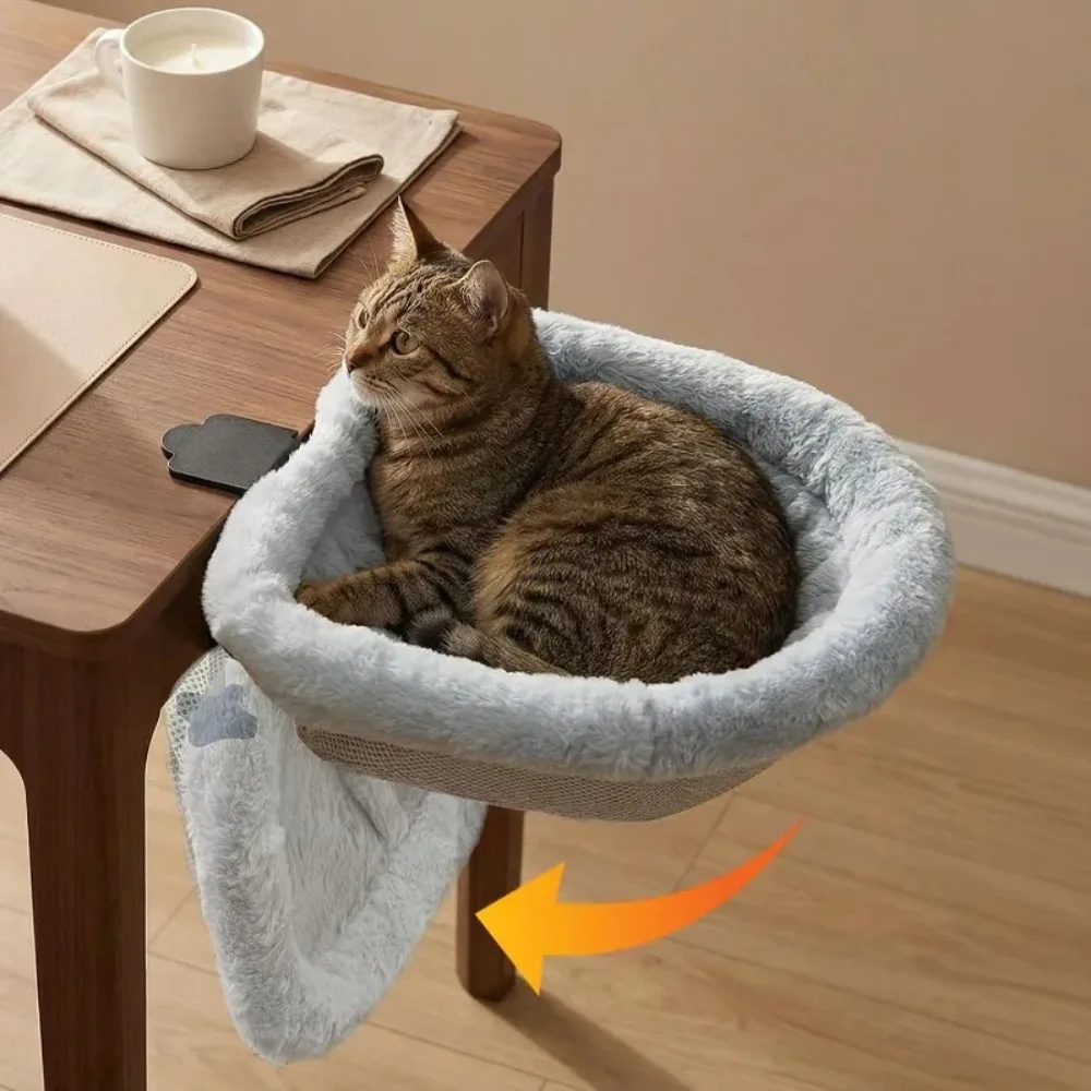 Hamac de bureau pliable en un clic pour chat avec housse amovible en fausse fourrure de lapin – Lit suspendu semi-circulaire jusqu'à 15 kg pour la maison et le bureau, idéal pour se prélasser, offrir de la compagnie, confort multi-chats et sécurité anti-chute sans perçage pour appartement ou bureau.