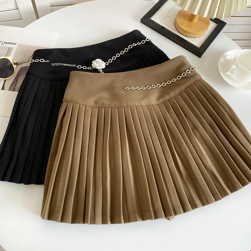 กระโปรงลายสก๊อตเอวสูงสำหรับผู้หญิง ฤดูใบไม้ร่วง ฤดูหนาว 2023 ดีไซน์ใหม่ลายดอกไม้พร้อมโซ่ กระโปรงทรงเอเข้ารูป ดีไซน์หรูหรา