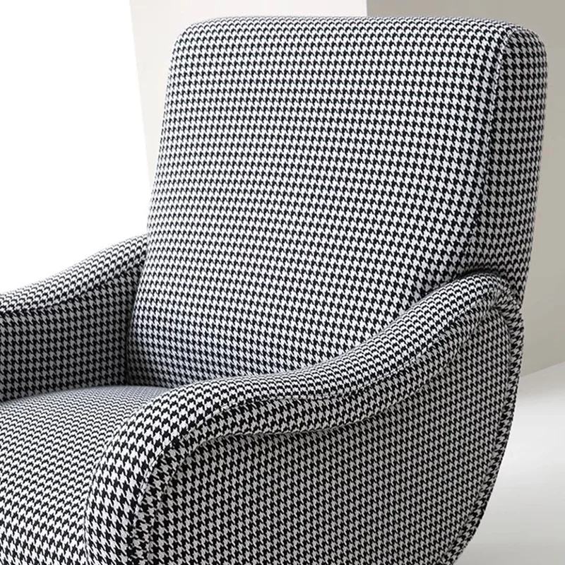 Il divano singolo è semplice e moderno