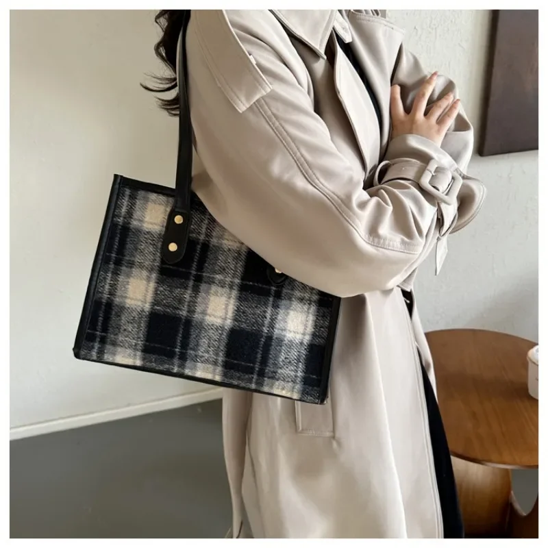 Woolen Large Capacity Shoulder Bag for Women\'s New Checkered Handheld Shoulder Bag Versatile Small Commuter Tote Shoulder Bag