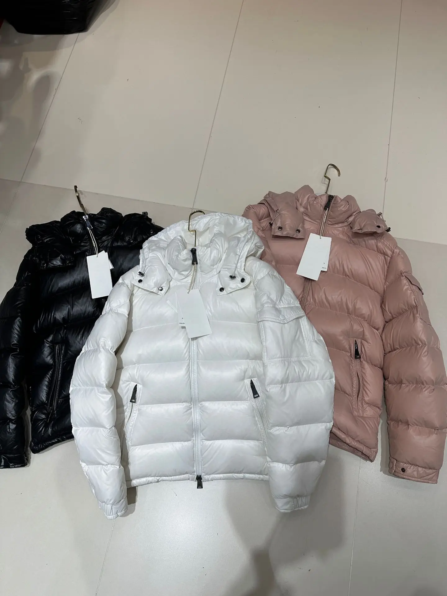 لامعة مقاوم للماء خالية من الغسيل المرأة سترة منفوخة 2025 جديد قصير فضفاض مقنعين أسفل سترات سميكة معطف الشتاء الدافئ