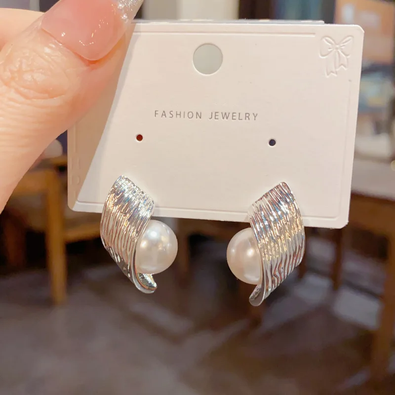 Fashion and Unique Metal Surround Pearl Stud Earrings for Women Minimalist Design Earring Jewelry Wholesale