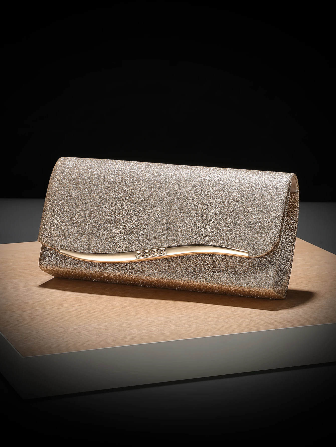 

A simple flip-top single-shoulder chain bag for a stylish European and American lady with metal trim and elegant evening dress