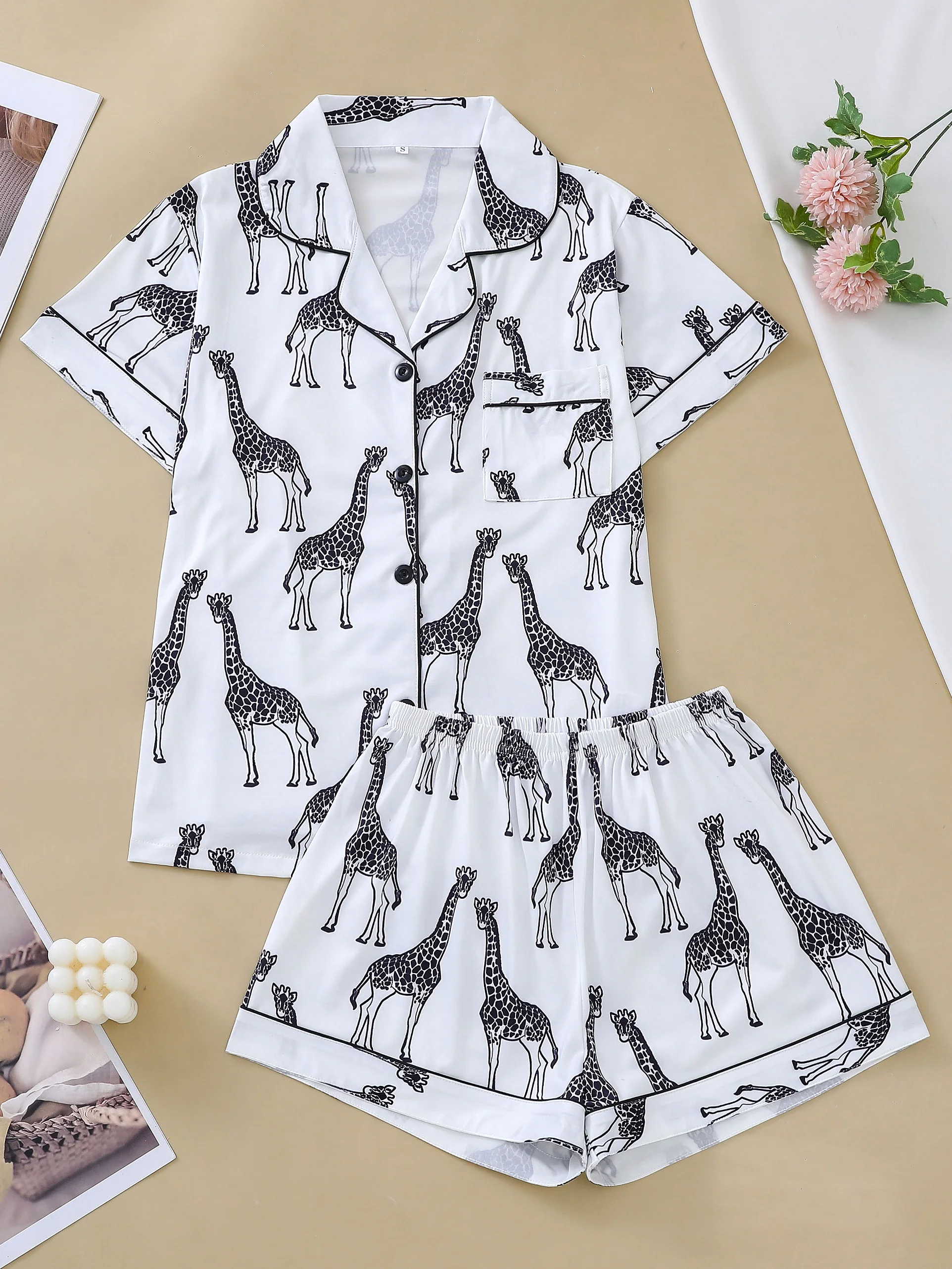 Cute giraffe print ladies pyjama set lapel short-sleeved top and loose shorts comfortable four seasons ladies homewear