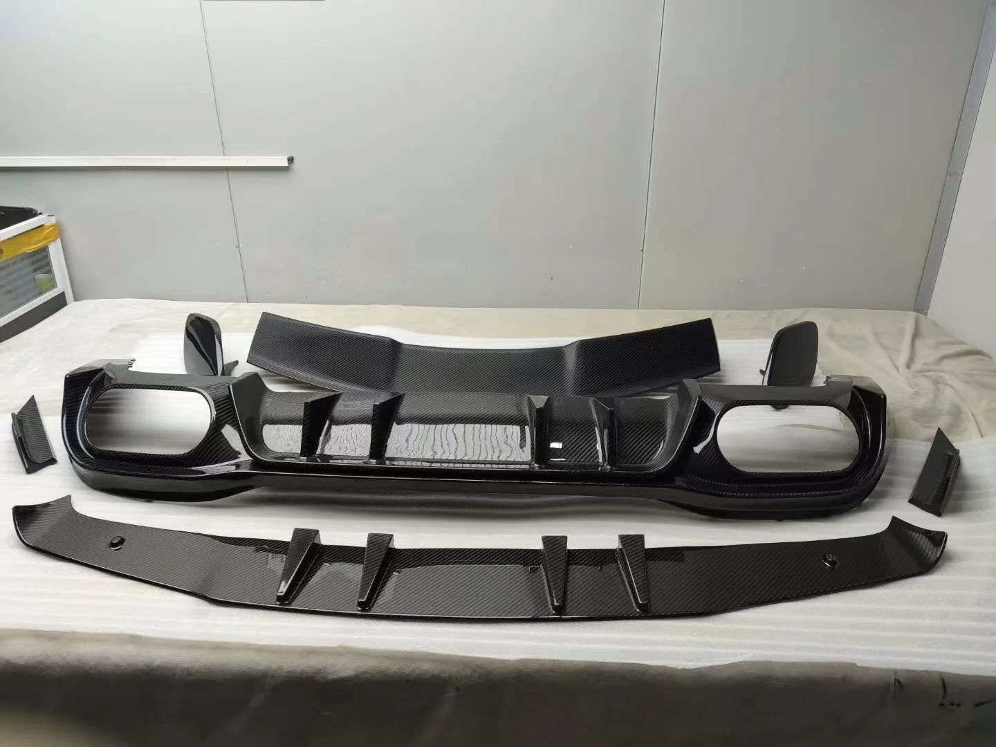 

W178 (2019+) High-Quality Carbon Fiber Rear Diffuser – ForA35/A45 AMG, Perfect Accessories