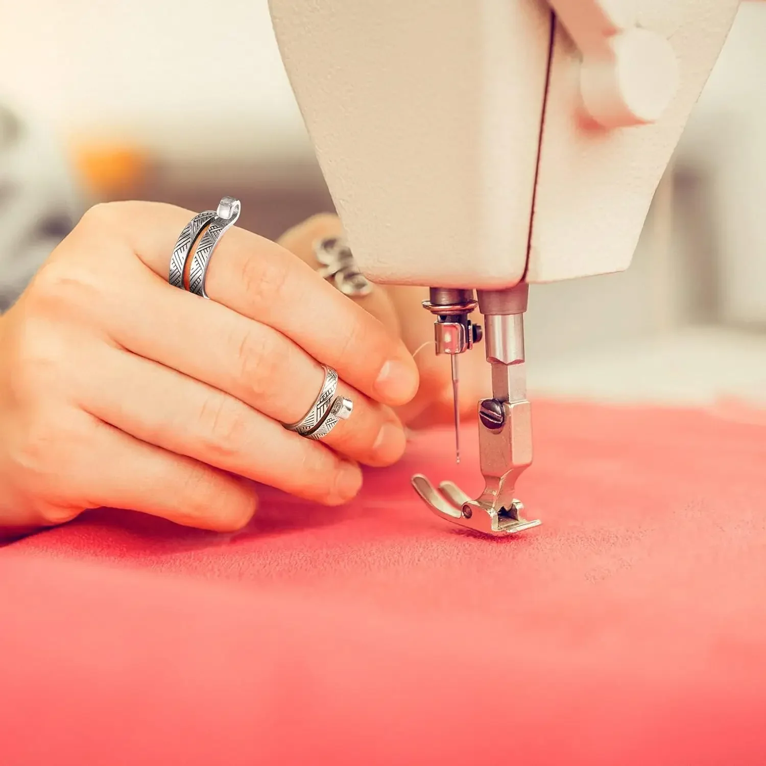 2 Stück verstellbare Strick- und Häkelschlaufenringe, Garnführung für schnelleres Stricken, Fingerhalter, Fingerhut, Häkelring, Nähwerkzeuge – Detail 6