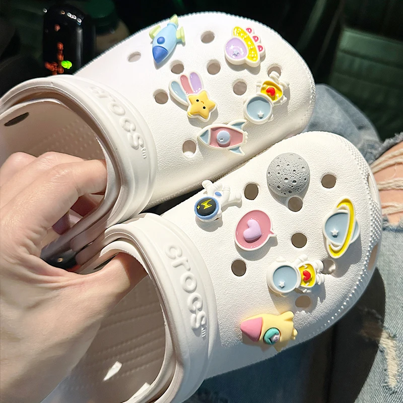 Lovely Spaceman Shoe Charms Designer fai da te scarpe carine Decaration accessori per feste zoccoli Kid Boy Women Girls Gifts