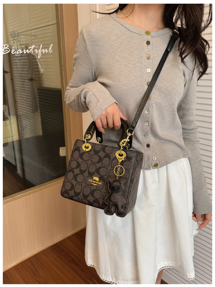 Luxuriöse Damenhandtasche im Vintage-Stil mit klassischem Monogramm, modische Designer-Tragetasche mit Bären-Anhänger für den Alltag und Verabredungen – Detail 14