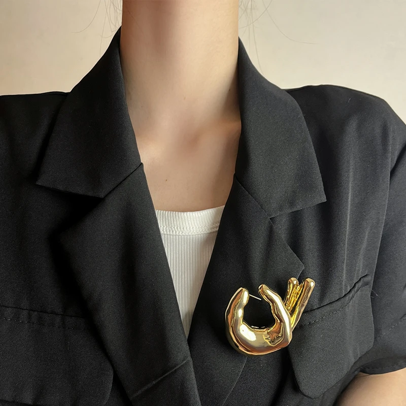 New metal OK gesture pattern brooch exquisite fashion simple versatile brooch pin accessories ladies banquet gift 2024