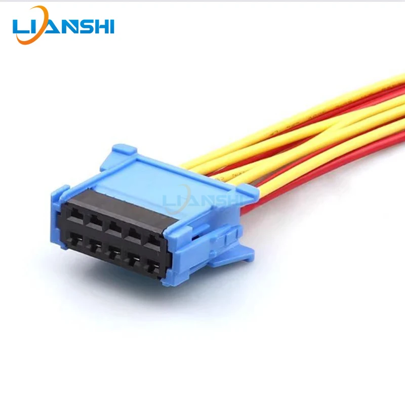 

The DJ7106G-2.8-21 is suitable for the resistance plug air conditioning heater wiring harness of the Peugeot Citrox 408 blower