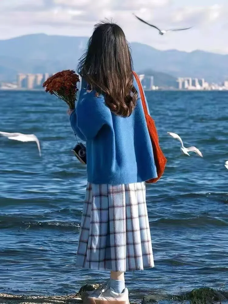 เสื้อคาร์ดิแกนถักเปิดไหล่ทรงหลวม สีน้ำเงินไคลน์ รุ่น V-Ne สำหรับผู้หญิง เนื้อผ้านุ่ม สวมใส่สบาย ทรงยาว ปกติ