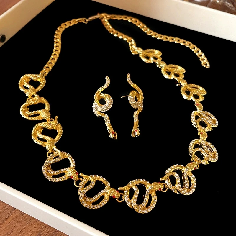 

Комплект ювелирных изделий из сплава, инкрустированное бриллиантами, ожерелье в виде змеи, роскошный стиль в стиле ретро, цепочка на ключицы, изысканные комплекты ожерелья для поездок на работу