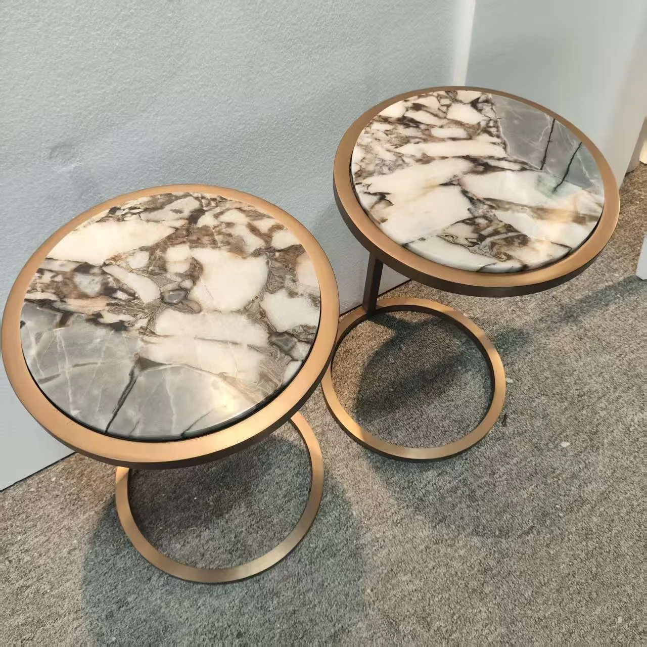 Luxury simple metal round marble side table, elegant and modern design, suitable for living room bedside sofa side table