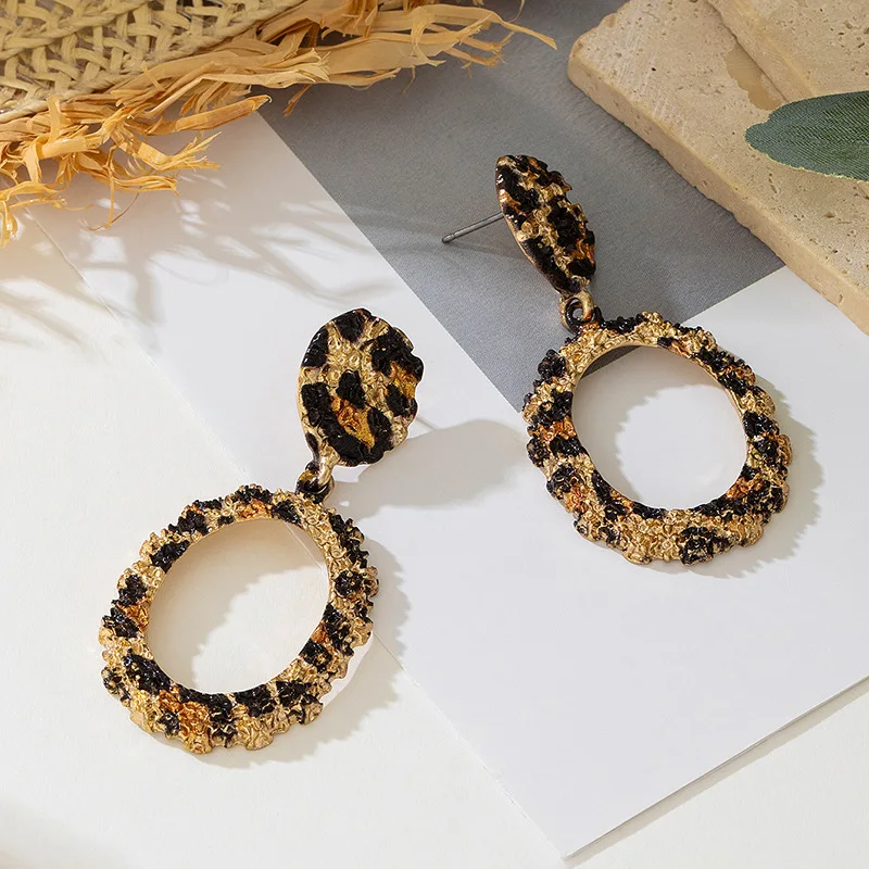 Anting-anting untuk wanita motif macan tutul berlebihan Retro tidak beraturan bantuan telinga geometris aksesoris hadiah pesta mode perhiasan AE231