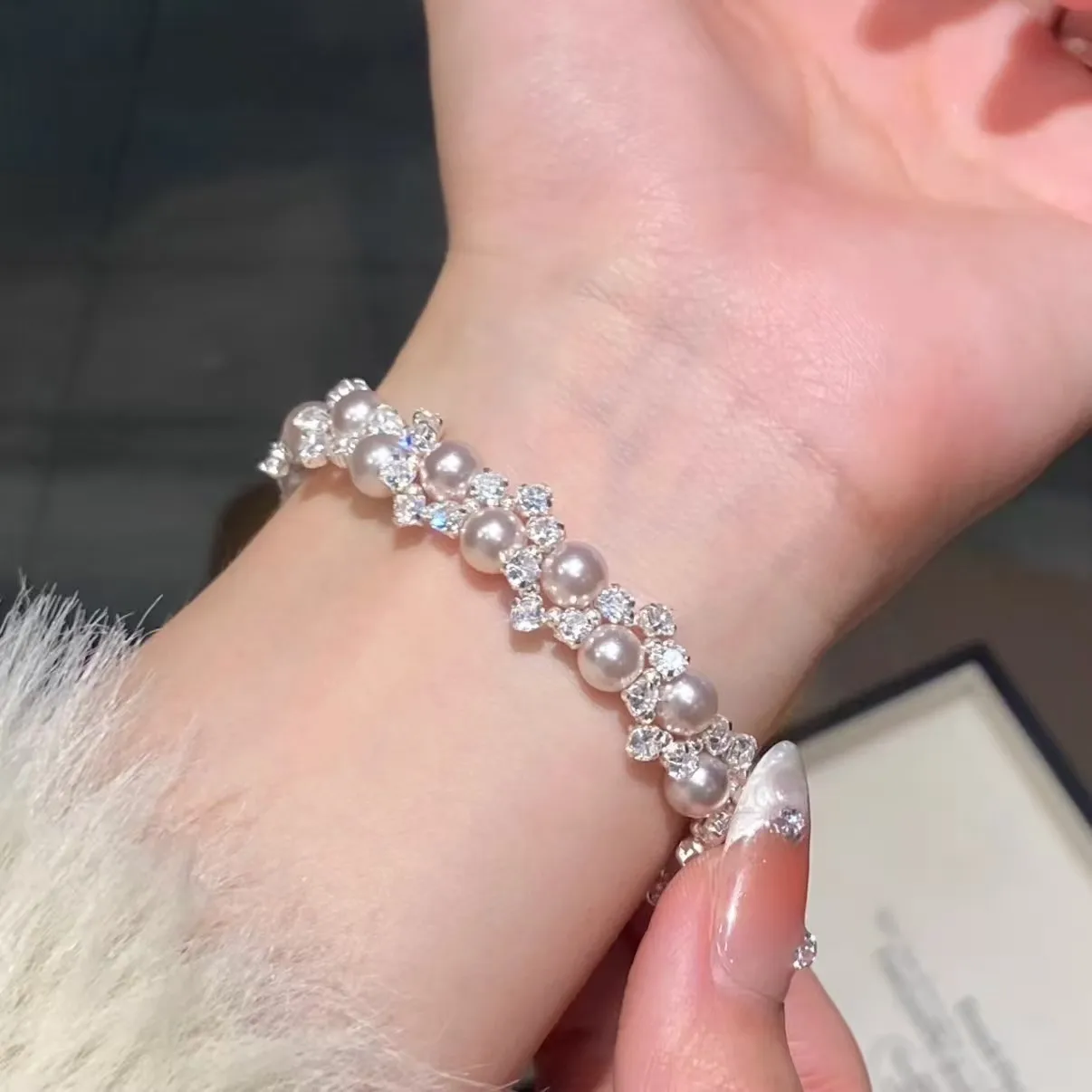 Women's  Pearl Chain Bracelet, Light Luxury Manta Pearl with Crystal Beads, Elegant Vintage High-End Hand Accessory