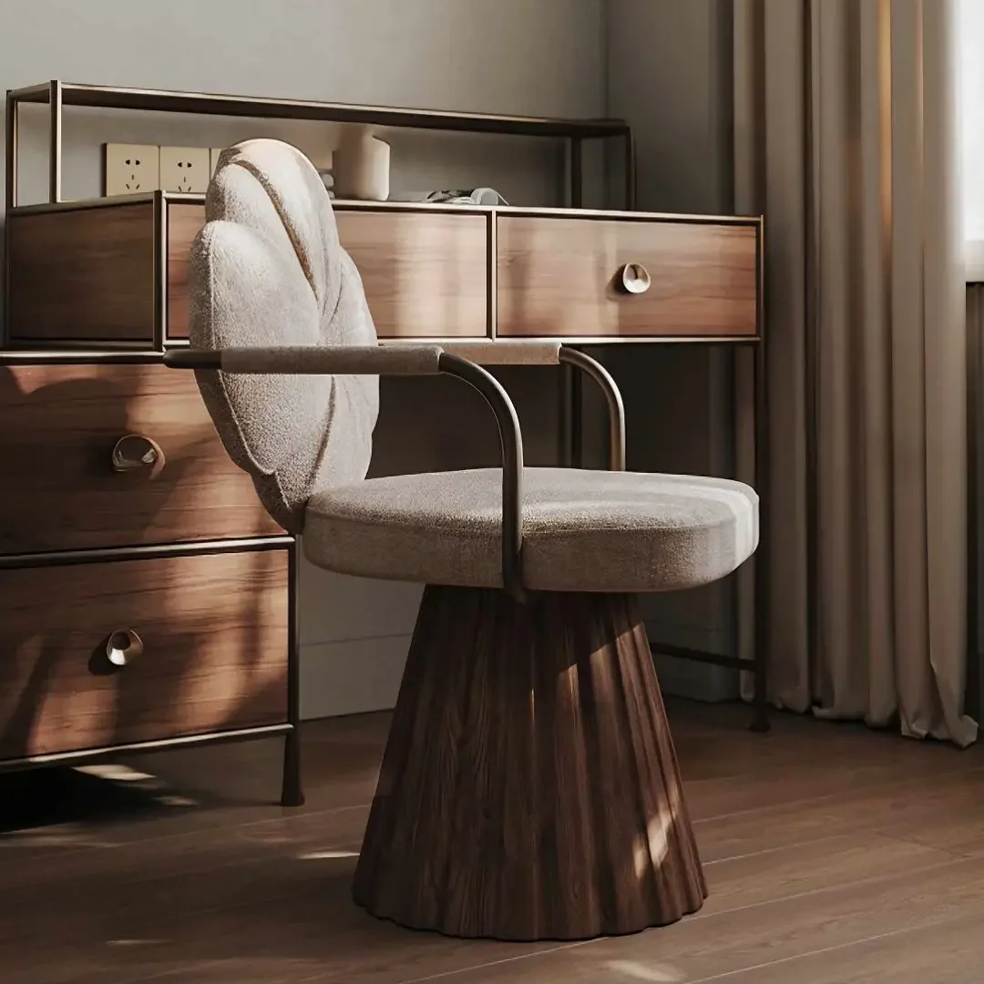 يحتوي مقعد المكياج الفرنسي القديم المستعمل على إحساس بالفخامة والأجهزة الفاخرة الخفيفة والخشب الصلب