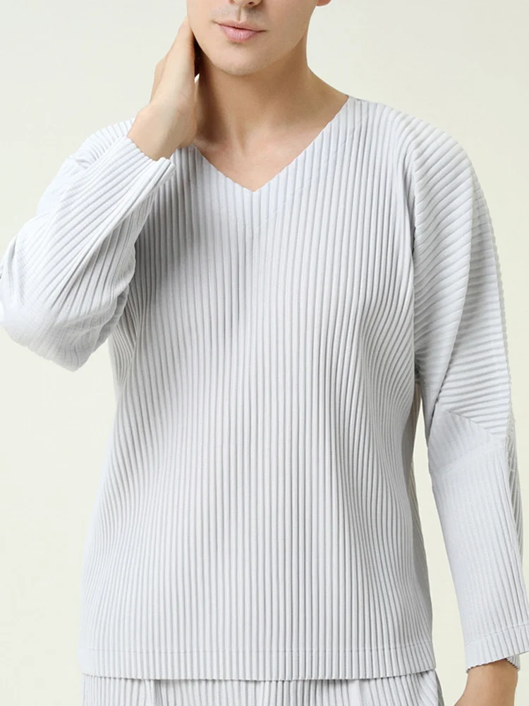 

Casual Men's Long-sleeved T-shirt Pleats Loose Solid Color Korean Style 2022 New V-neck Fashionable Tops 2A1878