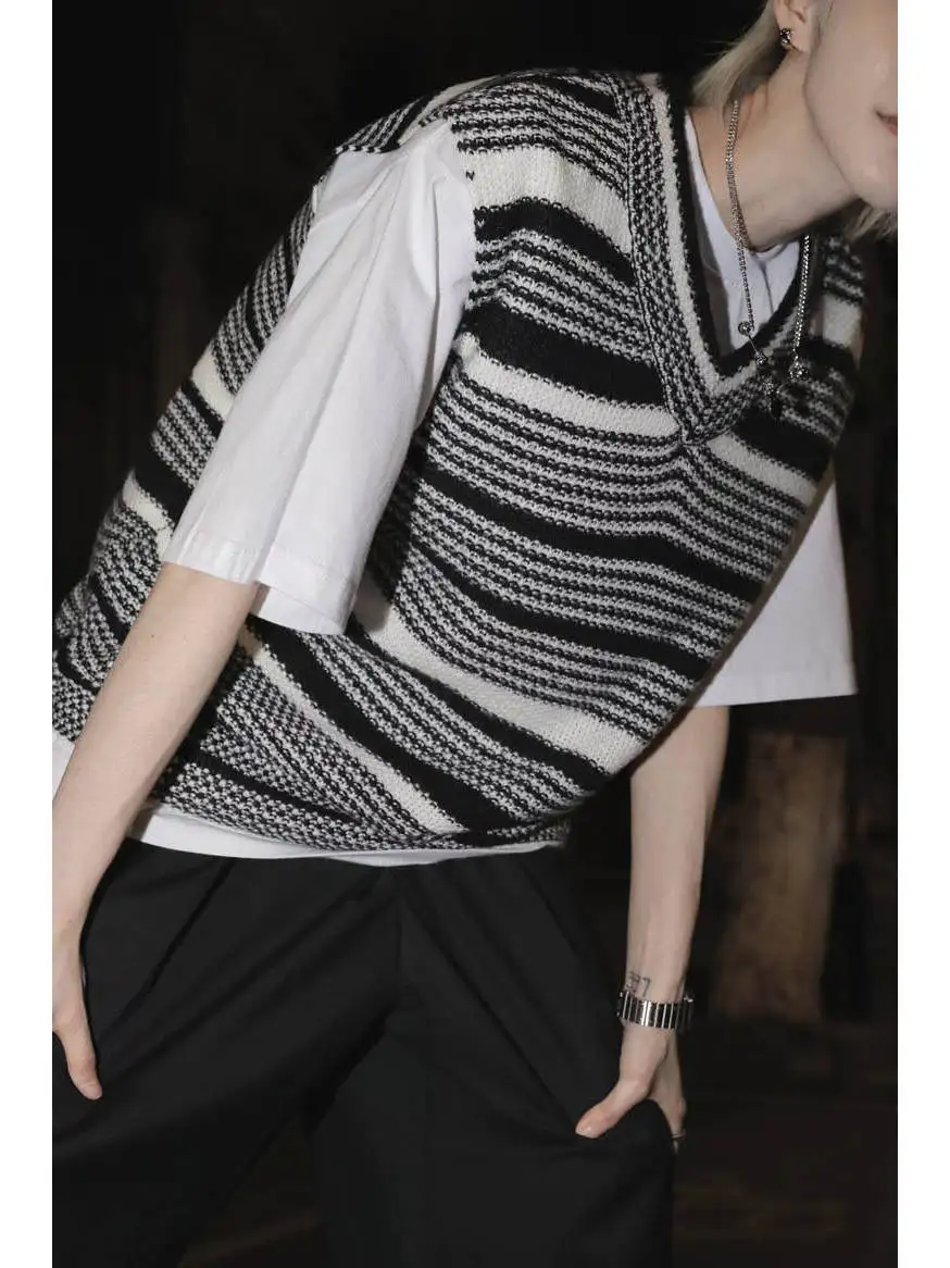 

American Sle Ombre Dyed Knitted Men's T-irt Vest Lazy Loose Feeling Woolen adient Stripes V-Ne Svel Top