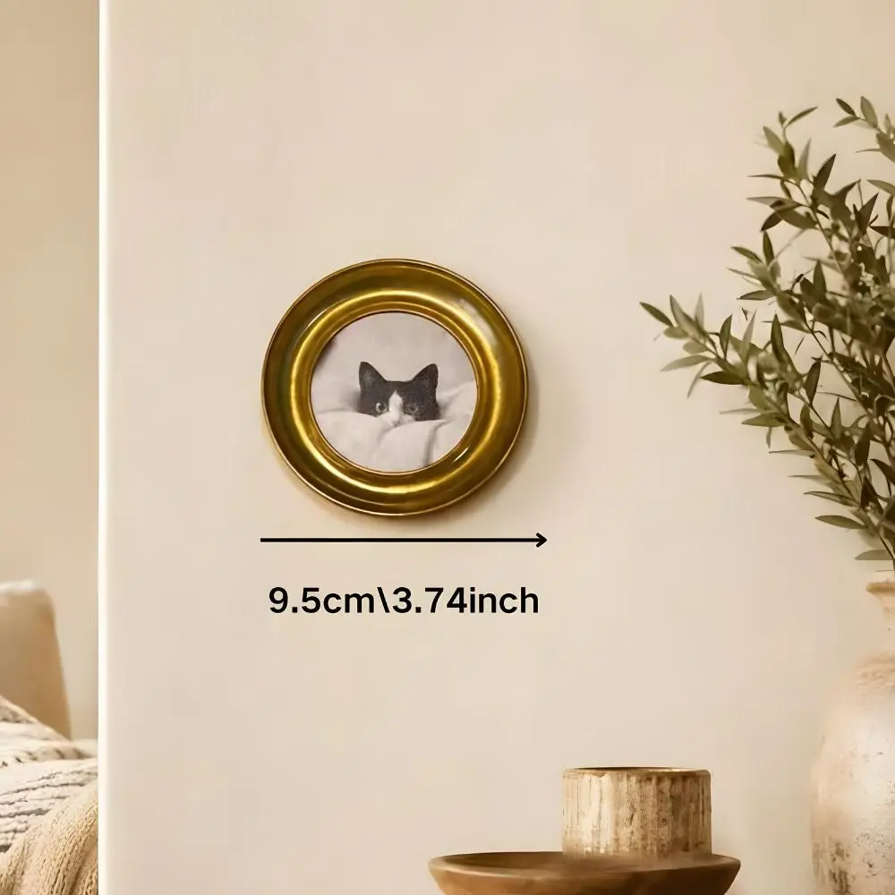 1 Piece of Vintage Gold-Colored Round Wall Decor Featuring a Black and White Cow Cat Hiding in a Blanket, Black and White Cat Hide-And-Seek Canvas Print Artwork, Cute Cat Wall Hanging, Suitable for Bathroom, Bedroom, Living Room, and Country-Style Home Decor