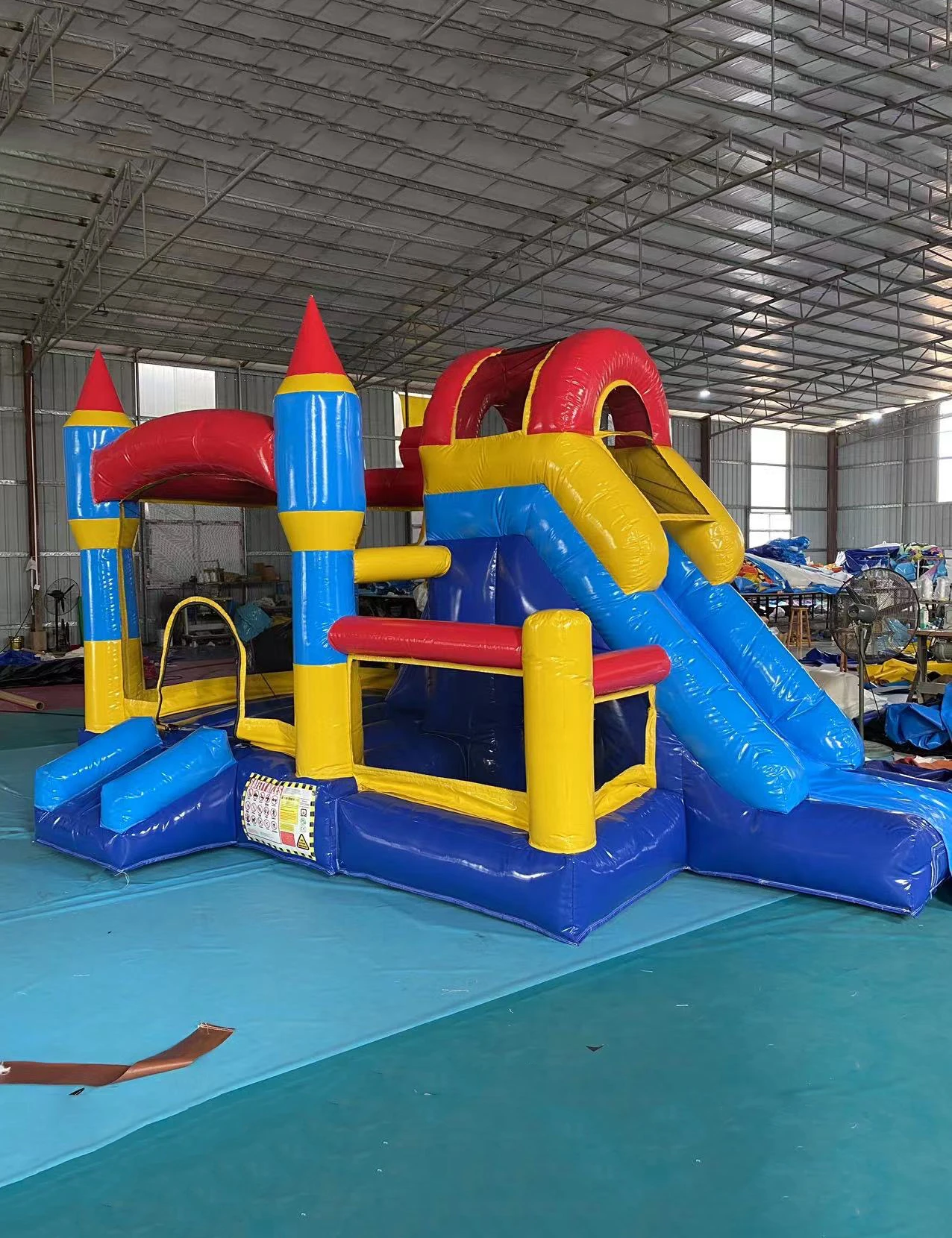 Prezzo di fabbrica Castello gonfiabile divertente per bambini Castello gonfiabile Casa rimbalzante con pozzo di palla e castello gonfiabile scorrevole