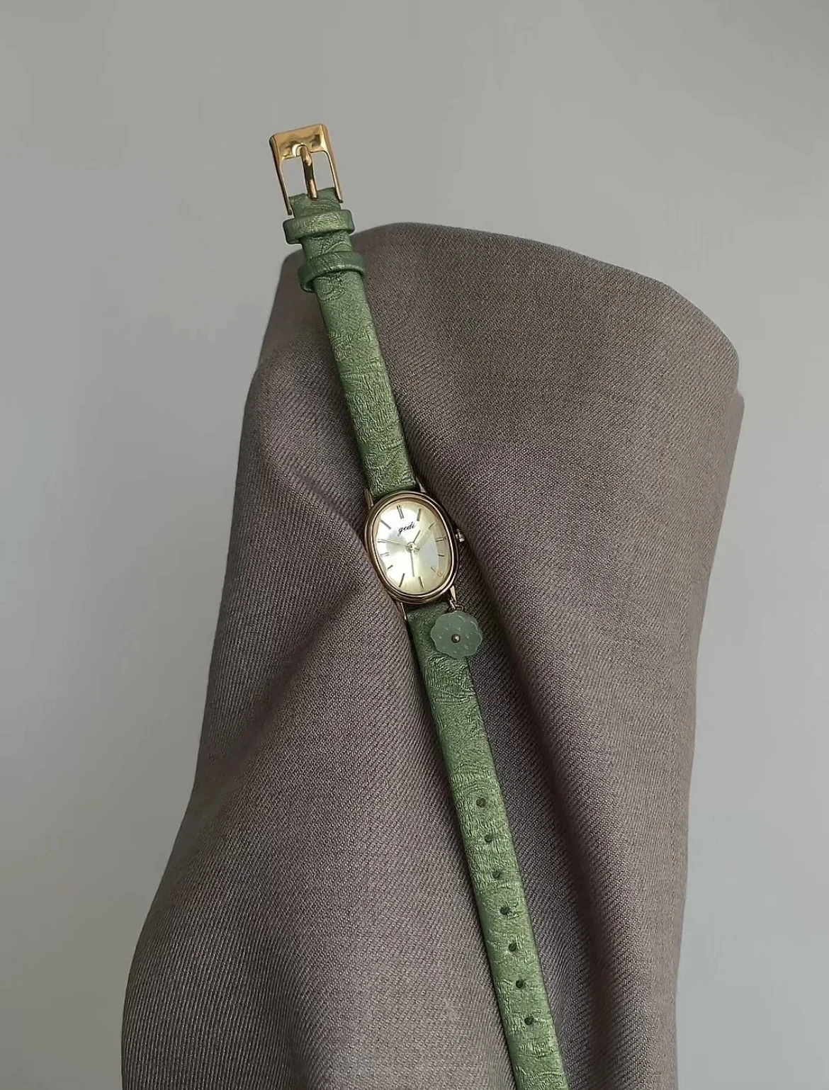 

Spring and summer oval dial design exquisite creative green fashionable women's watch ladies jewelry birthday gift for women