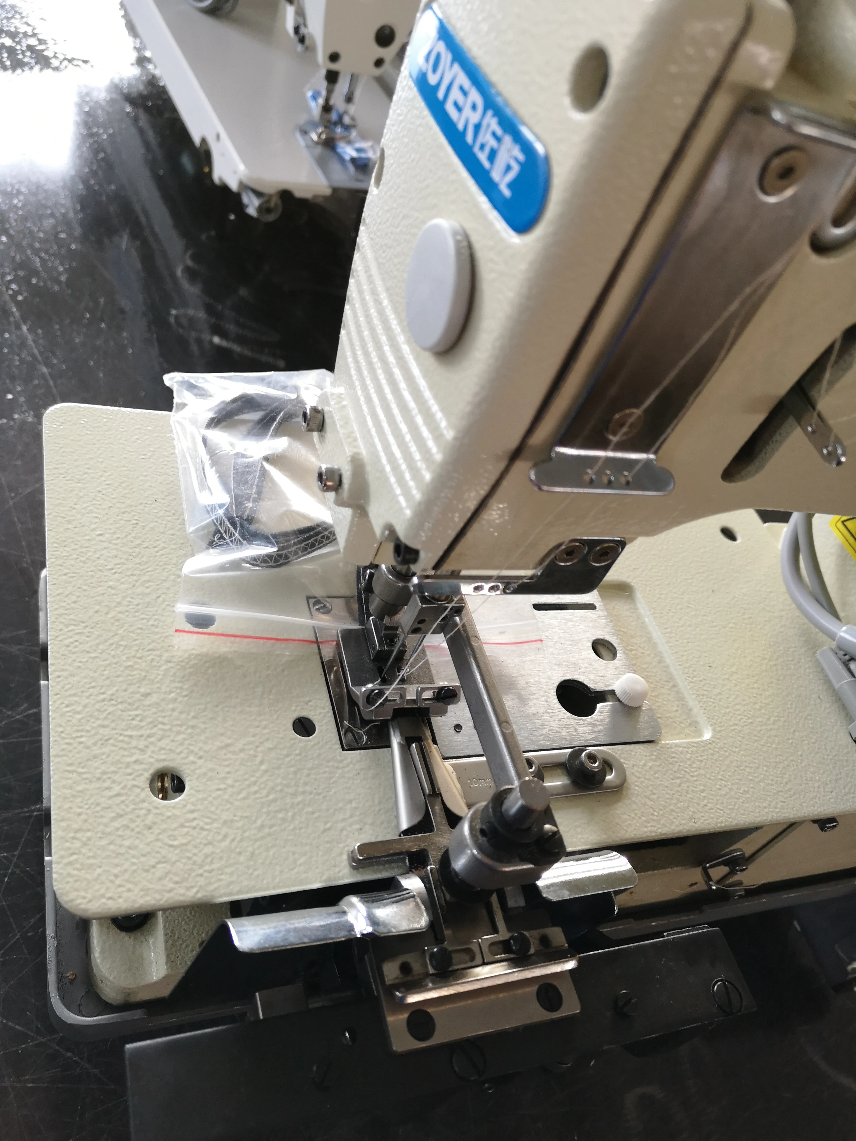 Zy2000c zoyer agulha dupla, cama plana, laço de cinto com cortador de tecido frontal, máquina de costura industrial