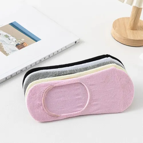 جوارب نسائية وجوارب