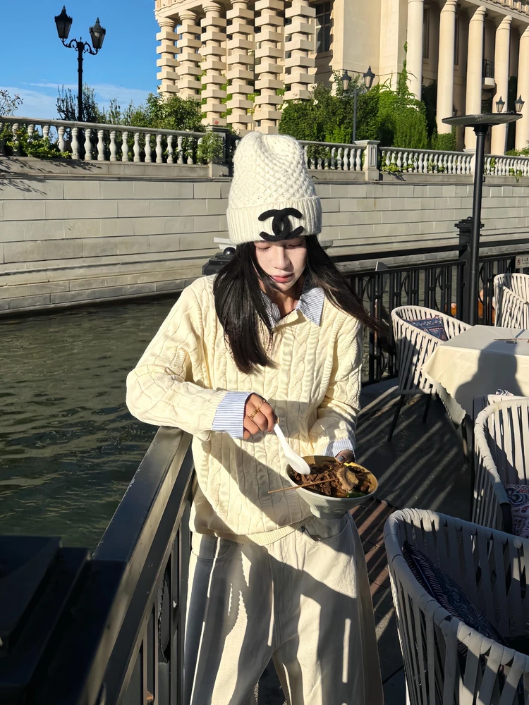 

Осенний длинный вязаный свитер в полоску с лоскутным узором, создающий ощущение молодости, универсальный, теплый, повседневный, модный, стильный.