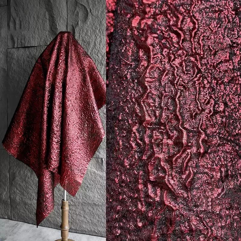 Tela de Alta Calidad para Confección de Ropa, Jacquard Rojo Oscuro, Textura Retro, Material Irregular, Pliegues 3D, para Pantalones y Abrigos, Hecho a Mano