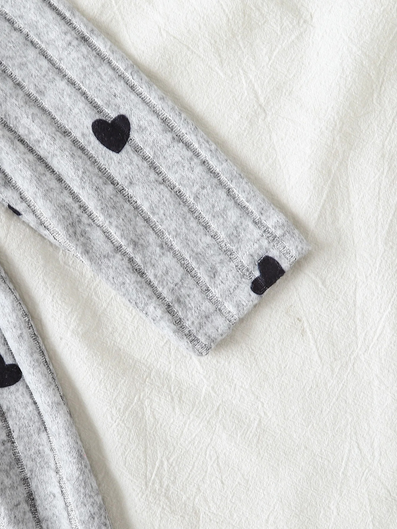1-3 Jahre Kleinkind-Mädchen, 1 Stück, Herbst-/Winterkleid, graues, geripptes Kleid mit Herzmuster und langen Ärmeln, mit Rüschen an den Schultern, süßes, niedliches Babykleid im Prinzenstil. – Detail 5