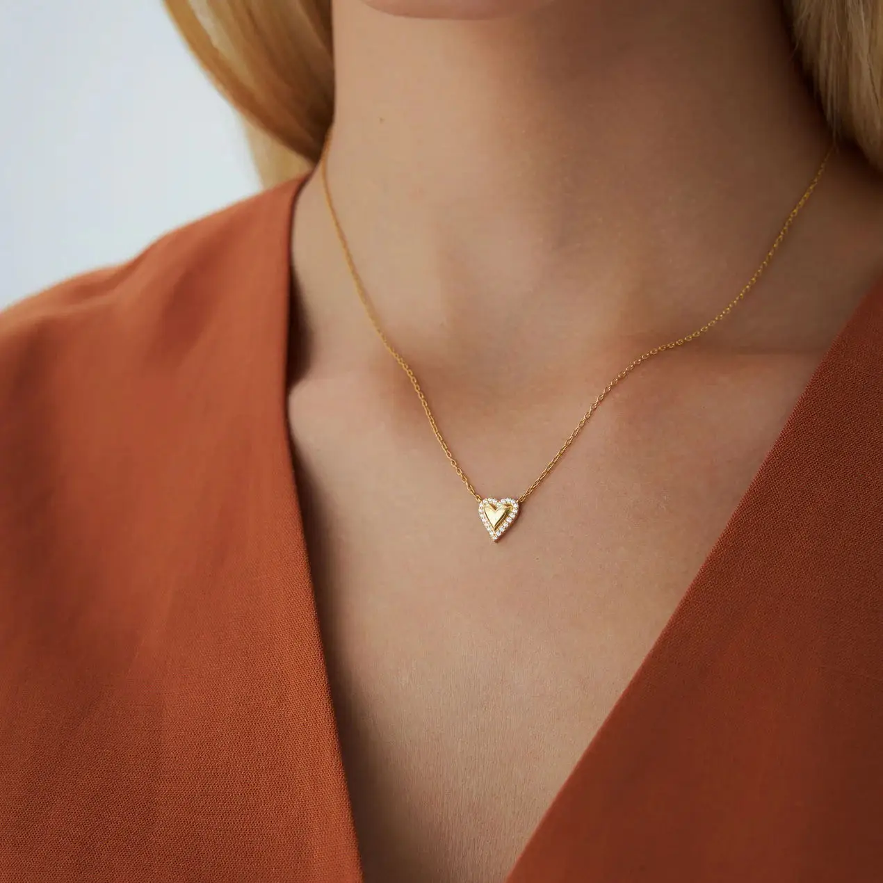 

НОВЫЕ ювелирные изделия из 100% стерлингового серебра 925 пробы, позолоченные, милые, с фианитом вокруг маленького кулона в форме сердца, ожерелье