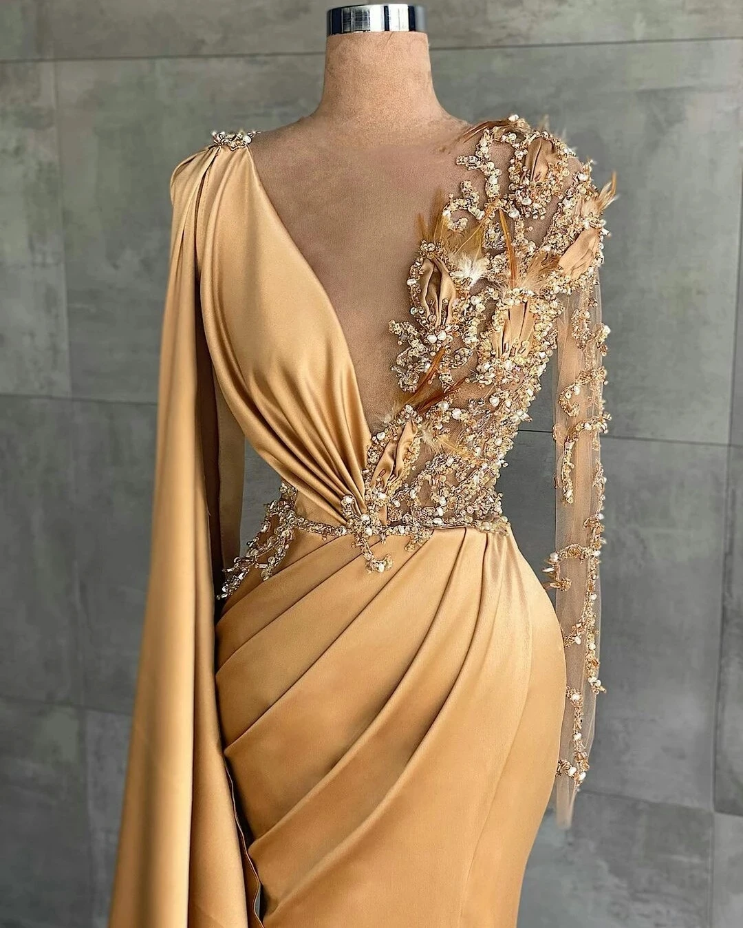 Vestido de noche dorado con cuello en V, vestido de baile con cuentas de manga larga, vestido Formal de banquete de boda de sirena con plumas, personalización de talla grande